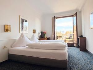 una camera d'albergo con due letti e balcone di Hotel Boulevard a Costanza