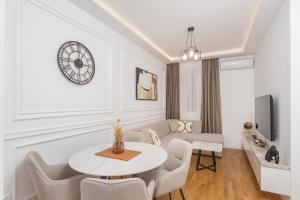 a living room with a table and a couch at Rajjan in Bar