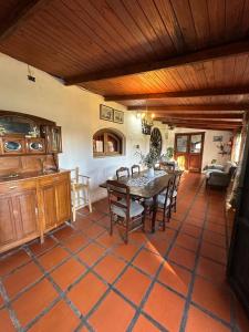 a dining room with a table and chairs at Doña Sara in Gualeguay