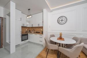 a kitchen and dining room with a table and chairs at Rajjan in Bar