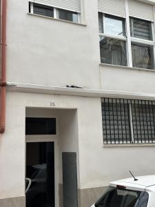 a building with a door and a car parked outside at APARTAMENTO FELIP 1 in Burriana