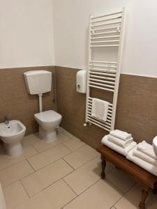 a bathroom with a toilet and a sink at Villa Flavia in Arezzo