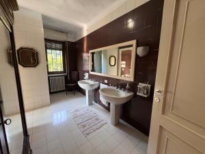 a bathroom with two sinks and a mirror at Villa Francesca BeB in Grumello del Monte +30 photos