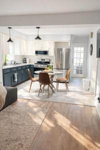 a kitchen with a table and chairs in a room at Black door bungalow in Windsor