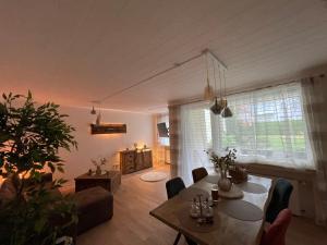 a living room with a table and a couch at Ferienwohnung Stadt-Wald-Park in Bad Harzburg