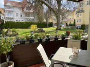 a patio with a table and chairs and a garden at Ferienwohnung Stadt-Wald-Park in Bad Harzburg