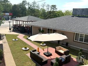 an overhead view of a house with a patio with an umbrella at Hunter's Friend Resort near Table Rock Lake in Branson