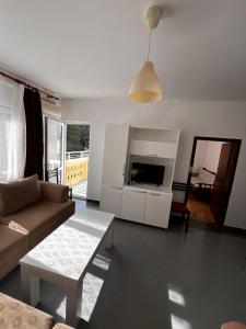 a living room with a couch and a table at H Veza in Spille