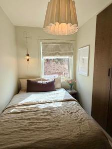 a bedroom with a large bed and a window at Flott 4-roms leilighet til leie in Trondheim +6 photos