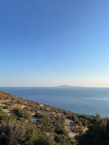 Blick auf den Ozean von der Spitze eines Hügels in der Unterkunft August Andros in Ándros
