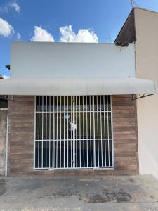 a gate in the front of a building at Repouso Tranquilo in Assis