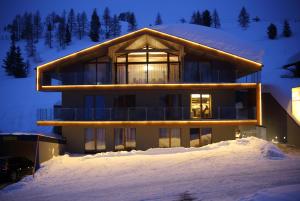 a house in the snow at night at Mountain Vita in Obertauern