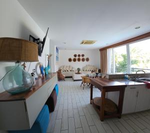 a kitchen and living room with a table and a couch at Apartamento Arrecife in Tela