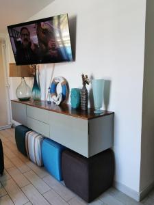 a living room with a tv on the wall at Apartamento Arrecife in Tela