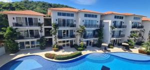 an aerial view of a large apartment building with a swimming pool at Apartamento Arrecife in Tela