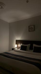 a bedroom with a large bed in a room at شقق لافينا للوحدات السكنية - المخدومة - اقتصادي in Hail
