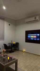 a living room with a tv on the wall at شقق لافينا للوحدات السكنية - المخدومة - اقتصادي in Hail