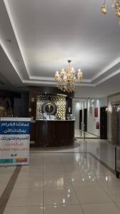 a lobby of a building with a chandelier at شقق لافينا للوحدات السكنية - المخدومة - اقتصادي in Hail