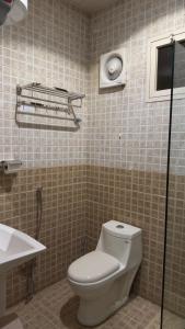 a bathroom with a toilet and a sink at شقق لافينا للوحدات السكنية - المخدومة - اقتصادي in Hail +2 photos