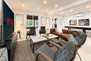 a living room with a couch and a tv at The Kingfisher Lodge in Cornell