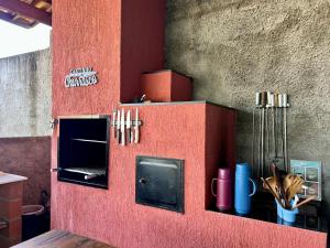a wall with a red wall with aburning at Chácara Lobos in Sorocaba