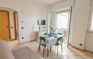 una sala da pranzo con tavolo e sedie in una stanza di Residence Doral a Rimini