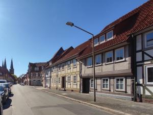 a street with old buildings on a city street at Gästezimmer alte Schneiderei in Duderstadt