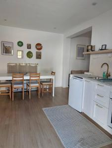 a kitchen and dining room with a table and chairs at Casa do Picadeiro in Elvas