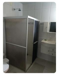 a bathroom with a shower and a toilet and a sink at Simplicidade e localização privilegiada no coração de Adrianópolis em Manaus in Manaus +10 photos