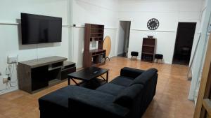 a living room with a couch and a flat screen tv at Residencia cercana ENGIE in Tocopilla