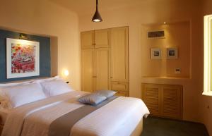 Postel nebo postele na pokoji v ubytování Voreina Gallery Suites