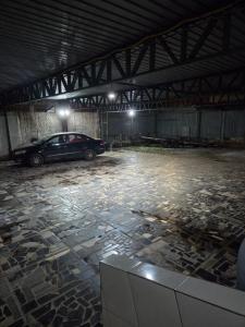 a car parked in a parking lot at night at Hotel Goldem Park in Brasília +11 photos