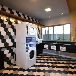 a laundry room with a washer and dryer at MOOD Modern Studio, Central Parque in Porto Alegre