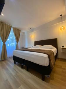 a bedroom with a large bed in a room at Hotel Merendón Express in San Pedro Sula