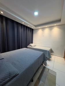 a bedroom with two beds and a window at Apartamento com piscina e lazer completo - ideal para família in Caruaru +13 photos