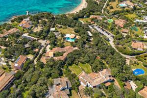 an aerial view of a house next to the beach at A due passi da mare in Abbiadori