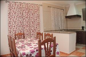 cocina con mesa y sillas en una habitación en Apartamento Conil San Jose, en Conil de la Frontera
