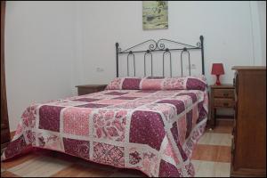 1 dormitorio con 1 cama con edredón en Apartamento Conil San Jose, en Conil de la Frontera