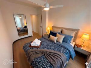 a bedroom with a large bed with a mirror at Dulces Sueños Amistad in Valencia