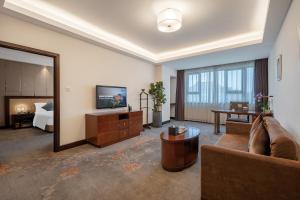 a living room with a couch and a television at Jin Jiang West Capital International Hotel in Xi'an