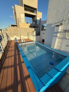 a swimming pool on the roof of a building at Monoambiente centrico con balcon y pileta in Rosario