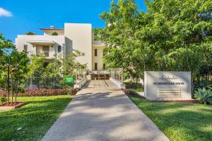 a walkway in front of a building at The Crabpot in Airlie Beach