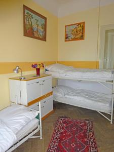 Un pat sau paturi într-o cameră la Hummel Hostel - Historische Stadtvilla mit Garten