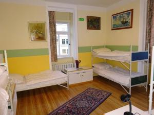 Un pat sau paturi într-o cameră la Hummel Hostel - Historische Stadtvilla mit Garten