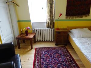 Un pat sau paturi într-o cameră la Hummel Hostel - Historische Stadtvilla mit Garten