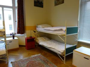 Un pat sau paturi într-o cameră la Hummel Hostel - Historische Stadtvilla mit Garten