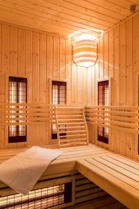 a sauna with a bench in a wooden room at udanypobyt Apartament z Basenem in Zakopane