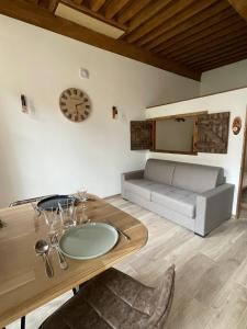 a living room with a table and a couch at Studio cosy -Hyper centre -Tout à pied in Paray-le-Monial