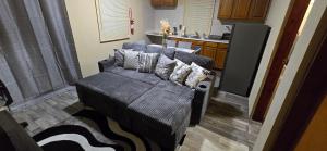 a living room with a couch and a kitchen at Cozy Hub -B in Philipsburg