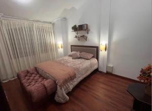 a bedroom with a large bed in a room at HABITACION MODERNA CON PARQUEO y WIFI in Ambato